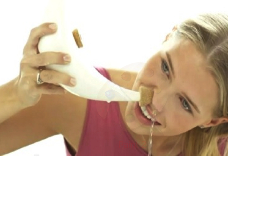 Промыть нос и горло. Солевой раствор для промывания носа. Как промыть нос солевым раствором. Промыть нос солевым раствором. Промывание носа солевым раствором шприцом.
